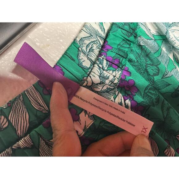 < Adore Me Verica Floral Green Satin Pajama Set > - Picture 7 of 9